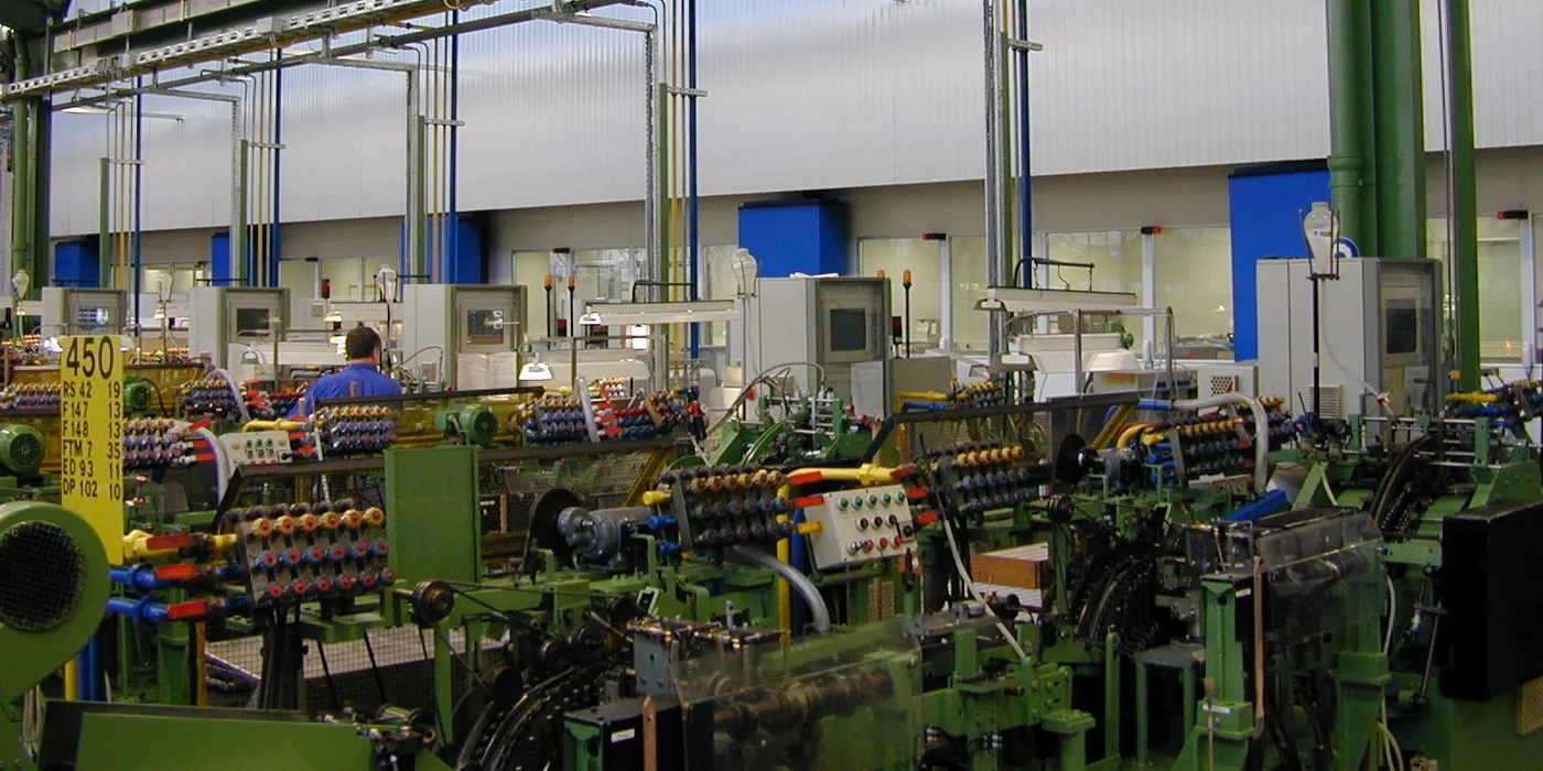 Fabrikplanung-Logistikplanung_Pharma-Primaerverpackung-Glas-Kunststoff_4-Glasformanlage-Reinraum.jpg